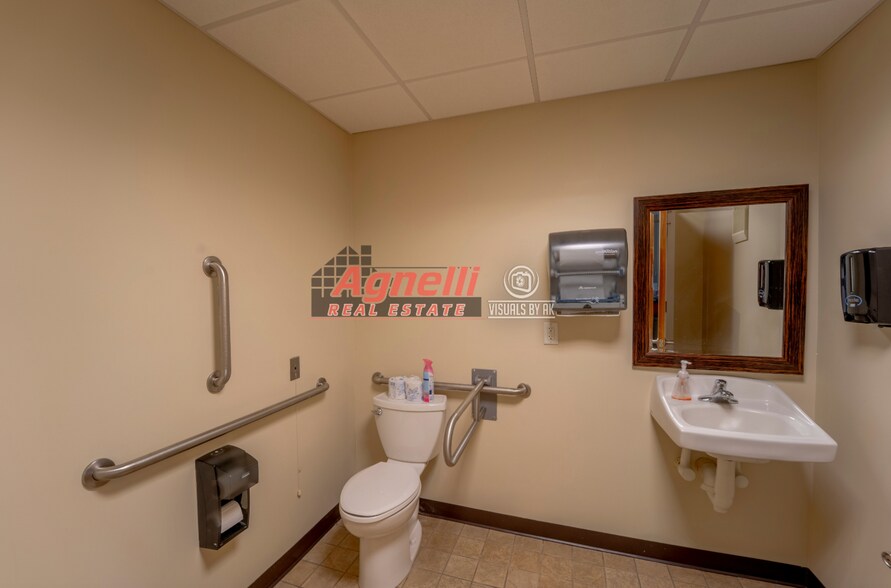 More Photos Of 30 Country Squire Dr, Cromwell Medical For Sale