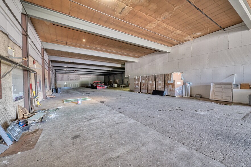 More Photos Of 106 E Smith St, Iron Mountain Distribution For Sale