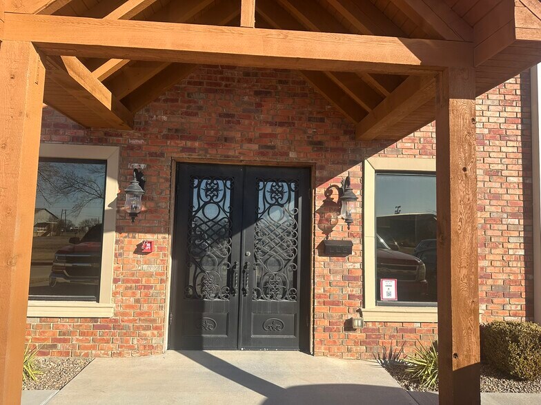 More Photos Of 400 SE Stafford St, Lawton Distribution For Sale