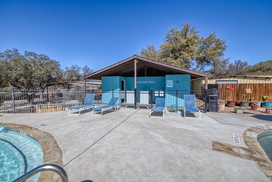 More Photos Of 49 Encino Dr, Concan Convenience Store For Sale