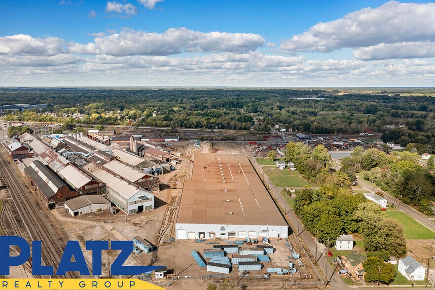 More Photos Of 1001 E Broadway St, Alliance Industrial For Lease