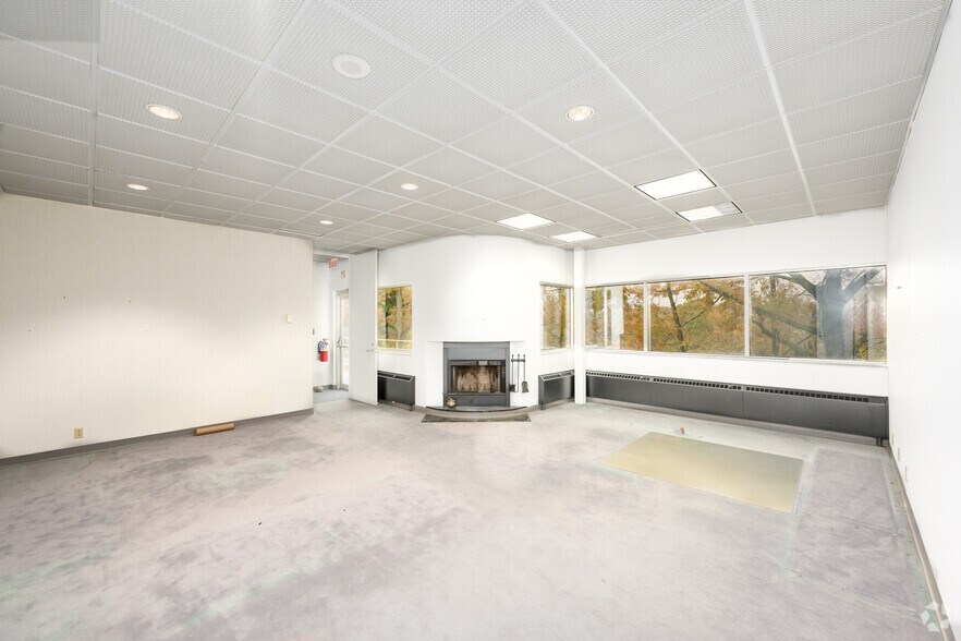 More Photos Of 600 Plastics Pl, Kalamazoo Office For Sale