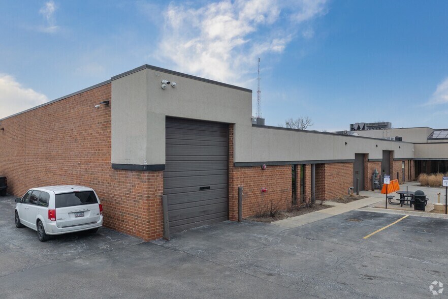 More Photos Of 220 W Campus Dr, Arlington Heights Research And Development For Lease