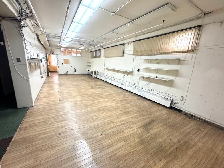 More Photos Of 177 Oakwood Ave, Orange Showroom For Lease