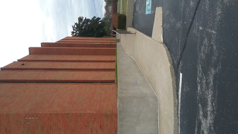 More Photos Of 600 Clifty St, Somerset Office For Lease