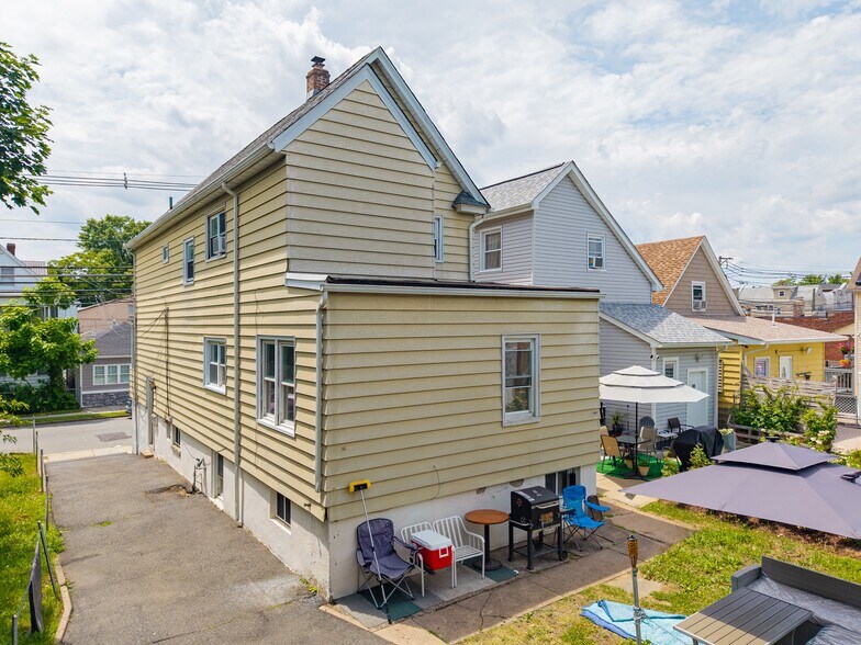 More Photos Of 50 Jewell St, Garfield Apartments For Sale