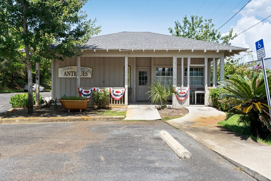 More Photos Of 209 Main St, Destin Storefront Retail Office For Sale