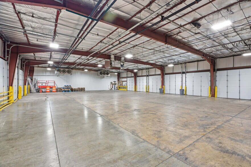 More Photos Of 8201 NE Hickory St, Minneapolis Truck Terminal For Sale