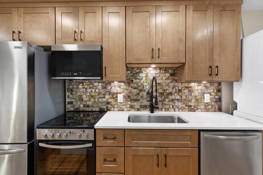 More Photos Of 901 8th St, Radford Apartments For Lease
