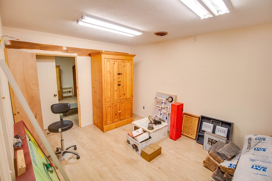 More Photos Of 319-321 Ridge St, Alton Showroom For Sale