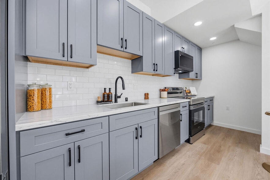 More Photos Of 2730 23rd St, San Francisco Showroom For Sale