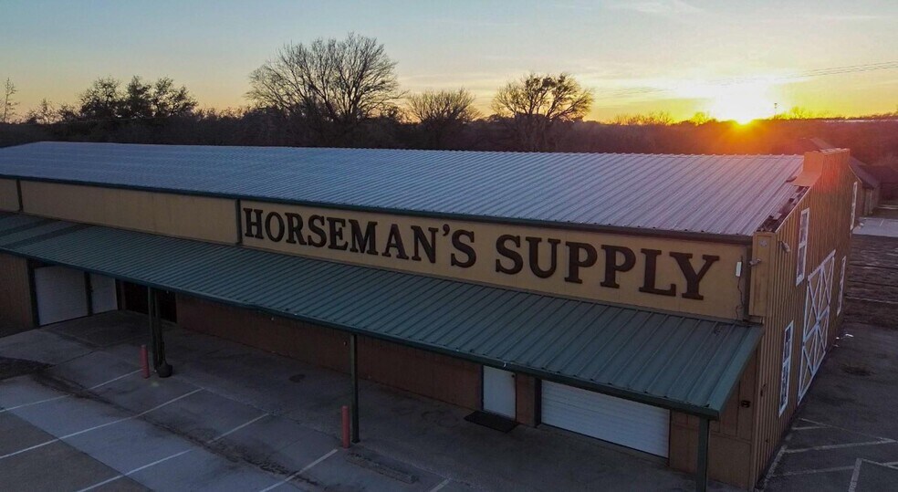 More Photos Of 2020 Fort Worth Hwy, Weatherford Freestanding For Sale