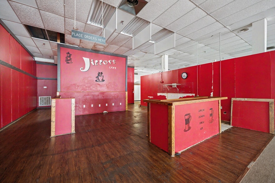 More Photos Of 106 Musgrove St, Clinton Storefront Retail Office For Sale