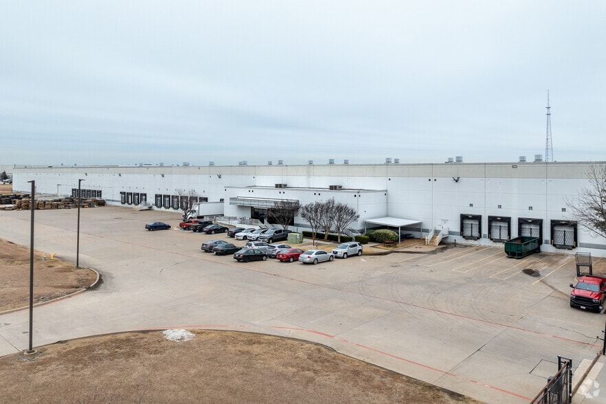 More Photos Of 2333 S Jupiter Rd, Garland Distribution For Lease