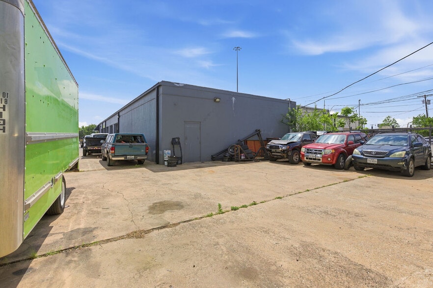 More Photos Of 616 S Central Expy, Richardson Freestanding For Lease
