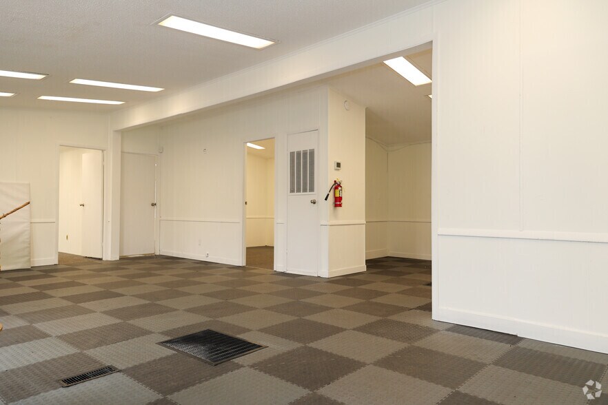 More Photos Of 6645 Denver Industrial Park Rd, Denver Warehouse For Lease