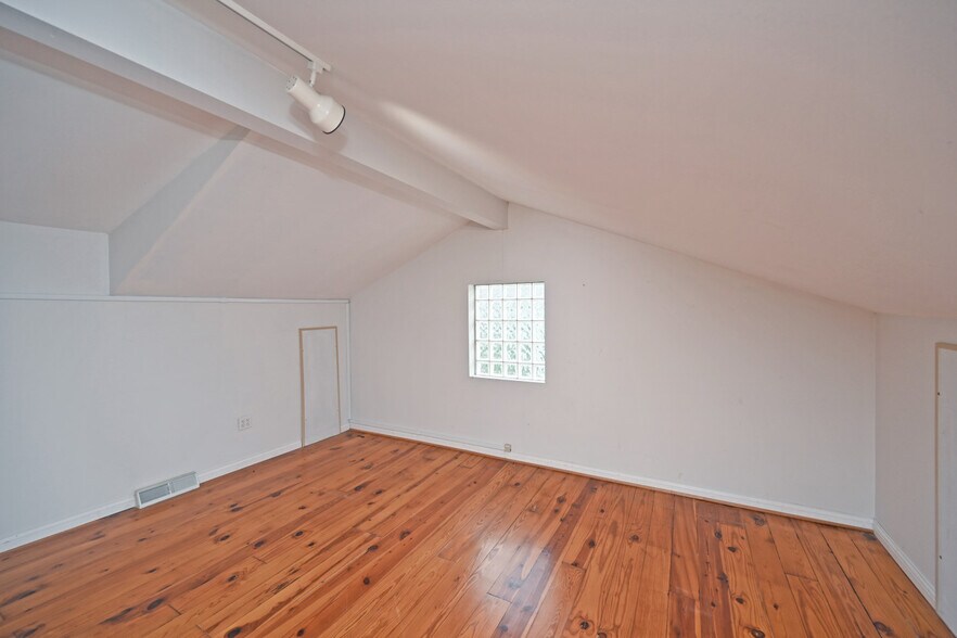 More Photos Of 2150 Alpine Pl, Cincinnati Office Residential For Sale