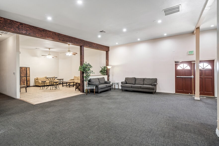 More Photos Of 8837 E Palmdale Blvd, Palmdale Research And Development For Sale