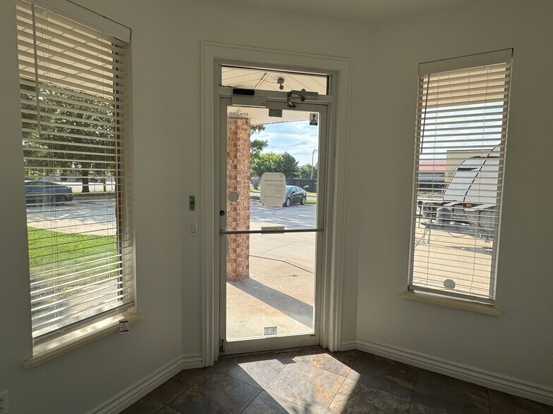 More Photos Of 817 Irish Ln, Edmond Office For Lease