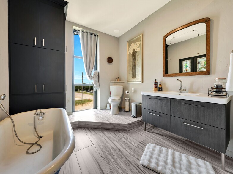 More Photos Of 106 W Main St, Pilot Point Storefront For Sale