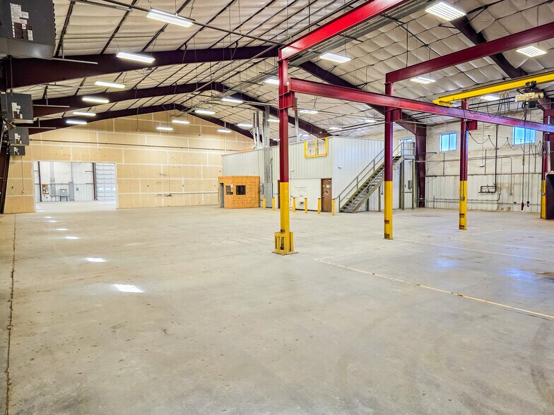 More Photos Of 5066 Owan Industrial Park Dr, Williston Warehouse For Lease