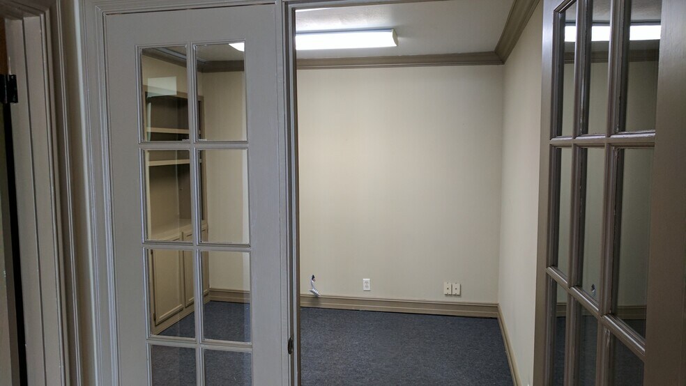 More Photos Of 2580 N 11th St, Beaumont Office For Lease