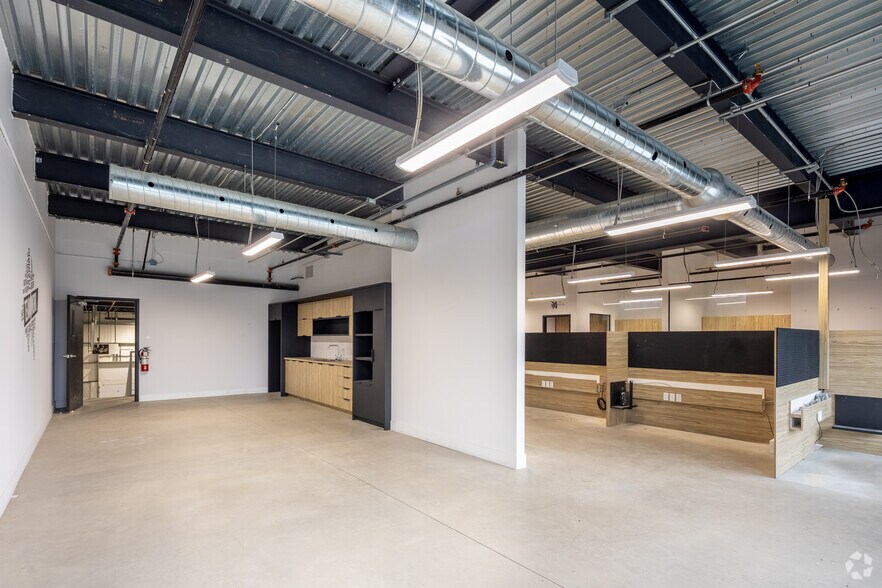 More Photos Of 4177-4233 Rue Marcel Lacasse, Boisbriand Industrial For Lease