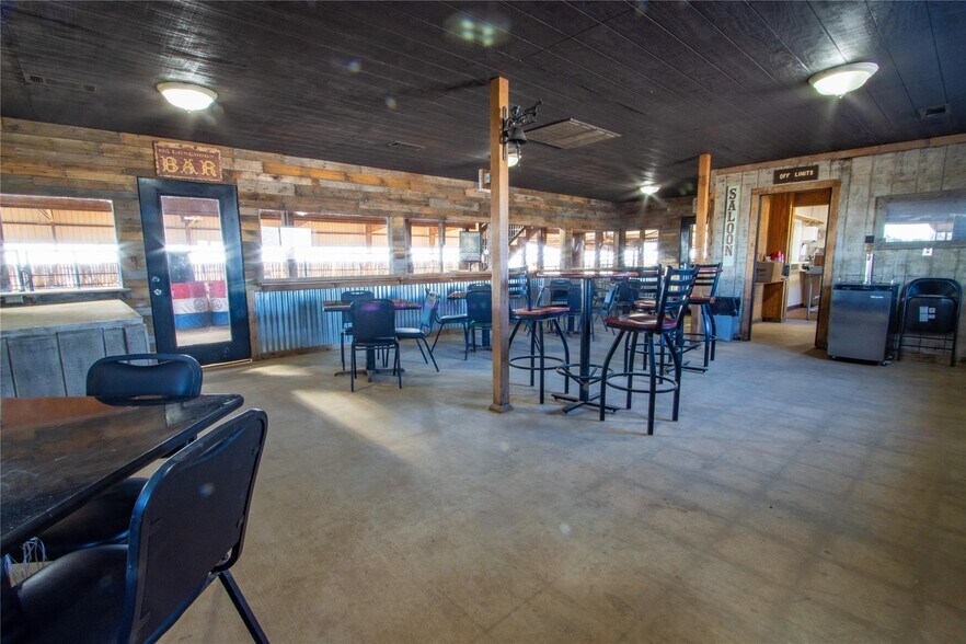 More Photos Of 7206 S FM 51, Boyd Veterinarian Kennel For Sale
