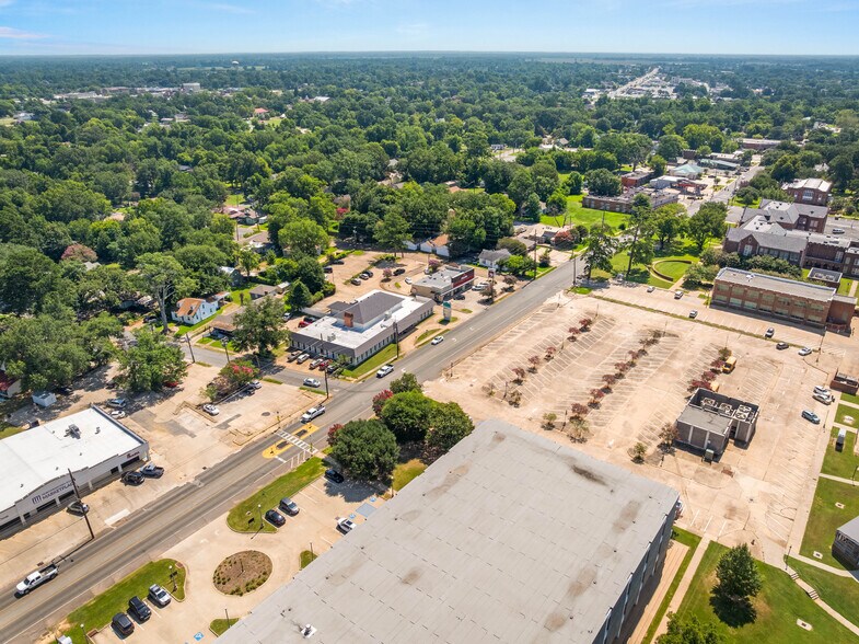 More Photos Of 816 University Pky, Natchitoches Office For Sale