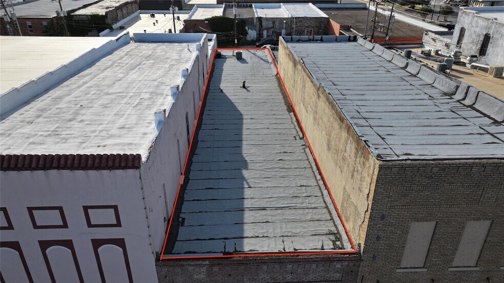 More Photos Of 214 N Mason St, Bowie General Retail For Sale