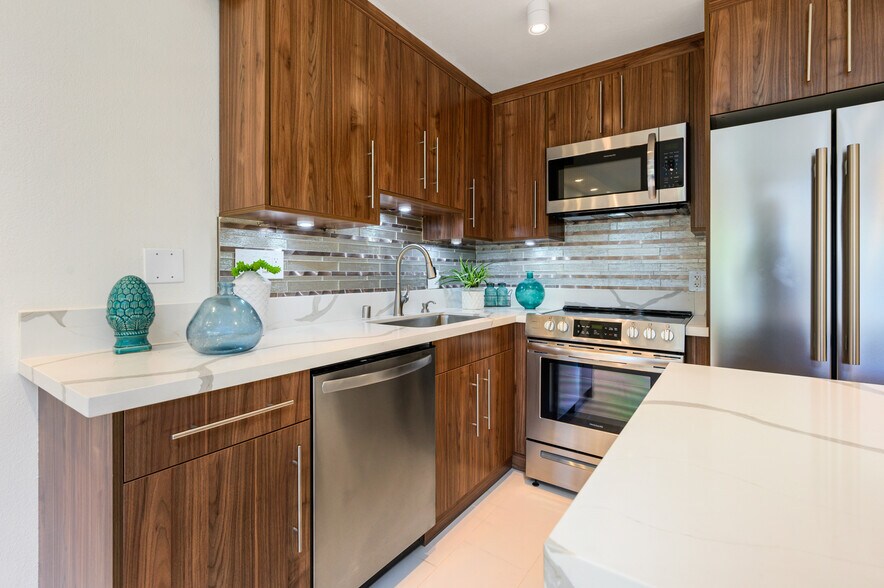 More Photos Of 100 Scholz Plz, Newport Beach Apartments For Sale