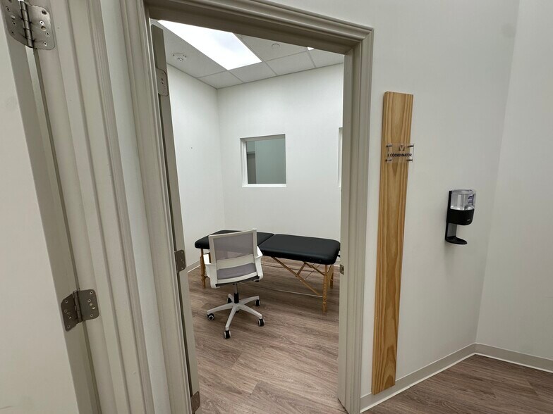 More Photos Of 7910 W Grand Parkway S, Richmond Storefront Retail Office For Lease