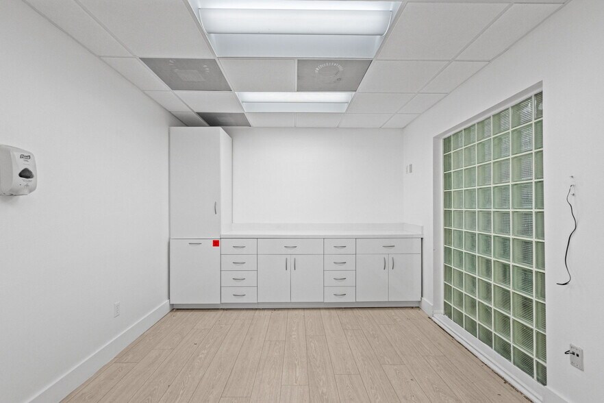 More Photos Of 6330 Manor Ln, South Miami Office For Lease