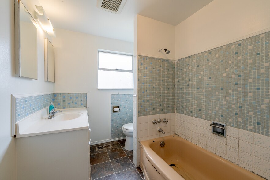 More Photos Of 20318 19th Ave NE, Shoreline Specialty For Sale