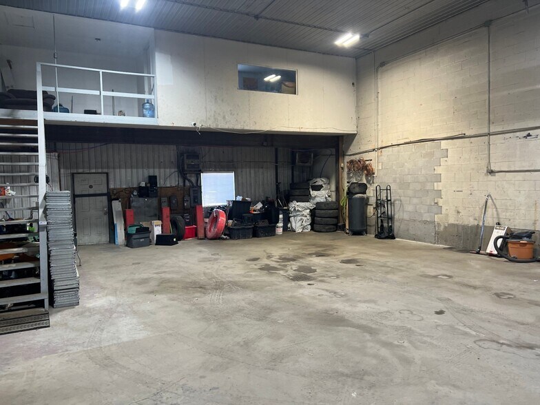 More Photos Of 2925 Rue Du Meunier, Vaudreuil-dorion Warehouse For Sale