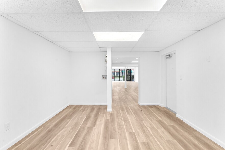 More Photos Of 1420-1422 NE 163rd St, North Miami Beach General Retail For Sale