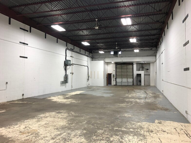 More Photos Of 6976-6984 Palm Av, Burnaby Warehouse For Lease
