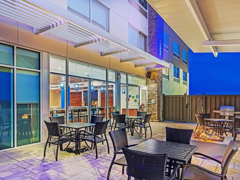 More Photos Of 3401 Blue Comet Dr, Chanute Hotel For Sale