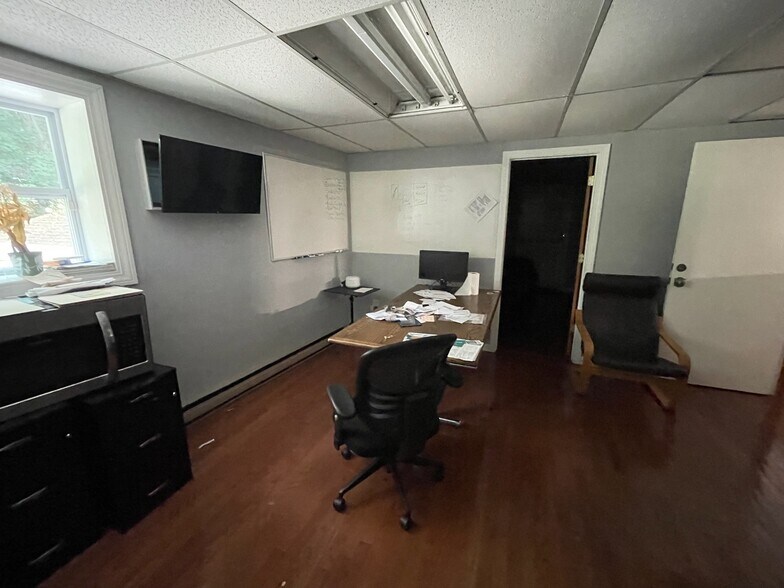 More Photos Of 2391 S Main St, Waterbury Showroom For Lease