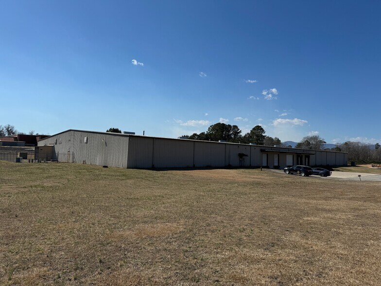 More Photos Of 1090 Shamrock Ave, Landrum Distribution For Sale