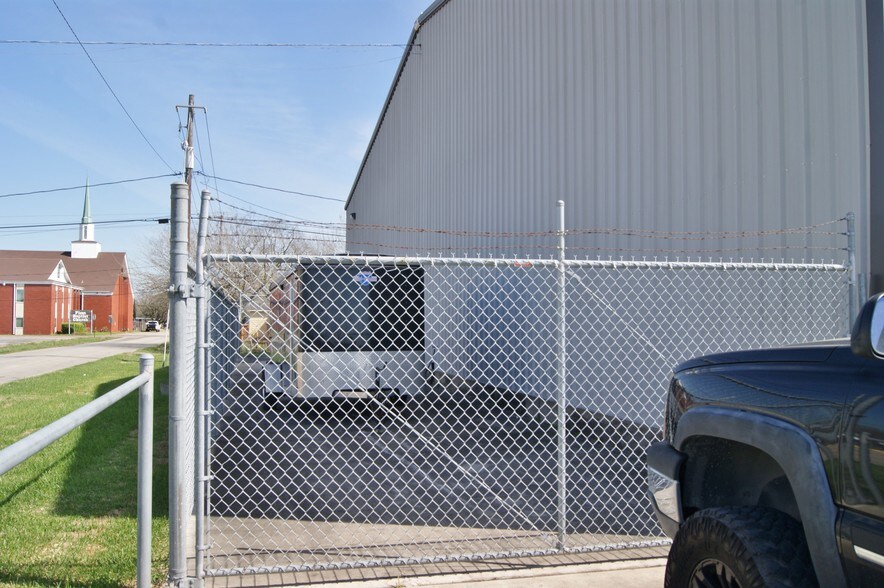 More Photos Of 1001 Dumont St, South Houston Distribution For Sale