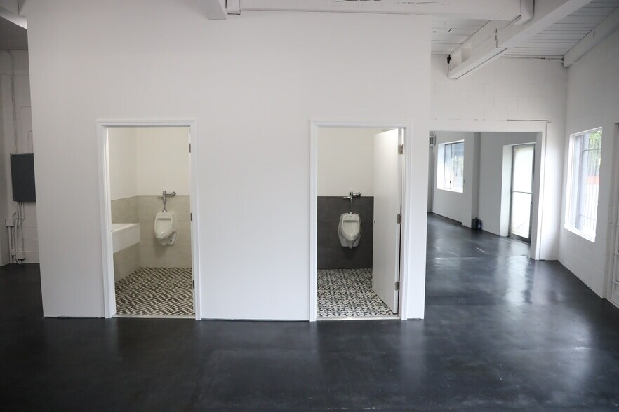 More Photos Of 8855 9th Ave SW, Seattle Convenience Store For Lease