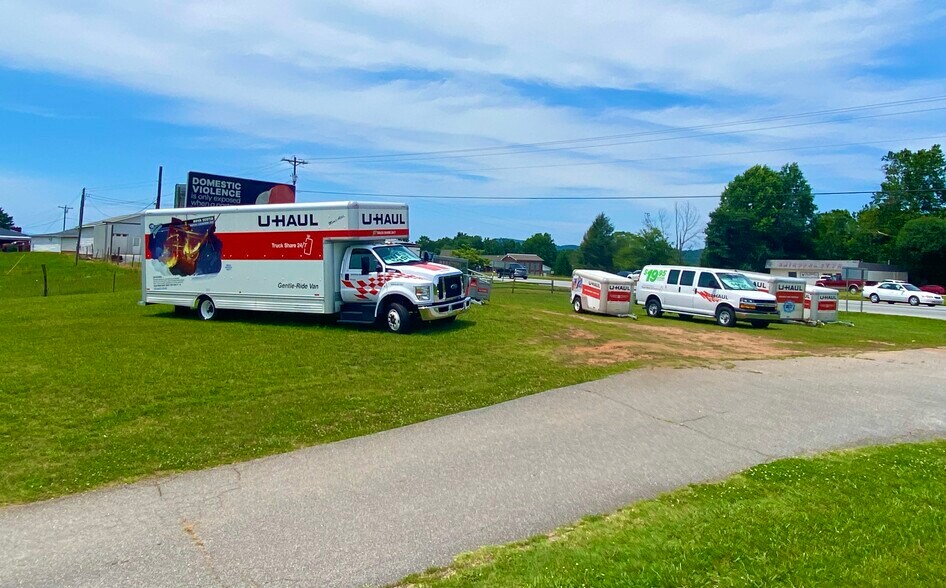 More Photos Of 3351 Hickory Blvd, Hudson Freestanding For Sale