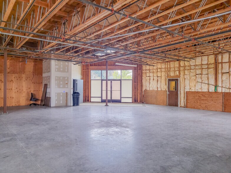 More Photos Of 1479 S Main St, Lebanon Storefront For Lease