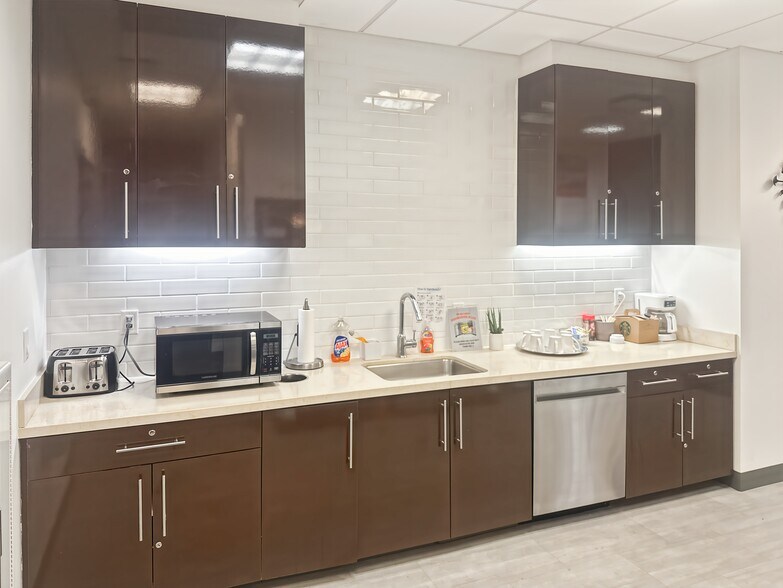 More Photos Of 7455 Arroyo Crossing Pky, Las Vegas Coworking Space
