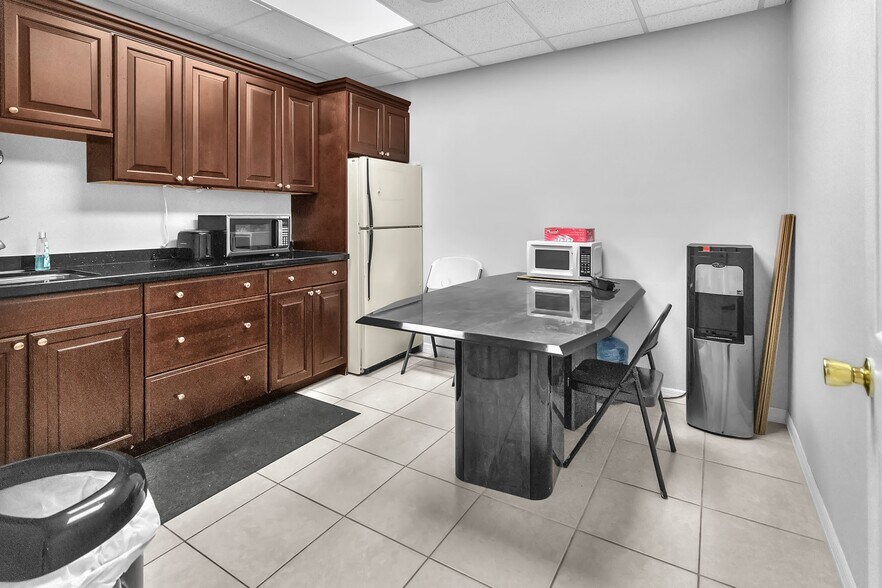 More Photos Of 8360 W Oakland Park Blvd, Sunrise Office For Sale