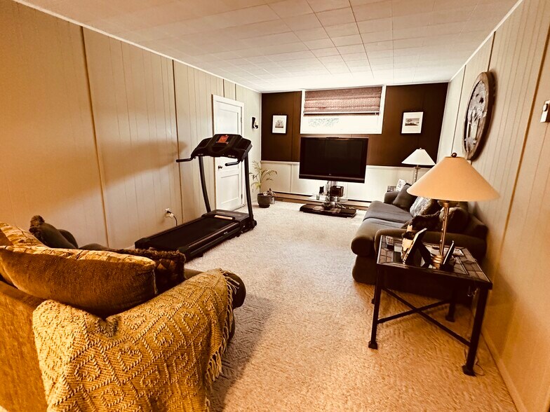 More Photos Of 107 E Main St, Bison Hotel For Sale