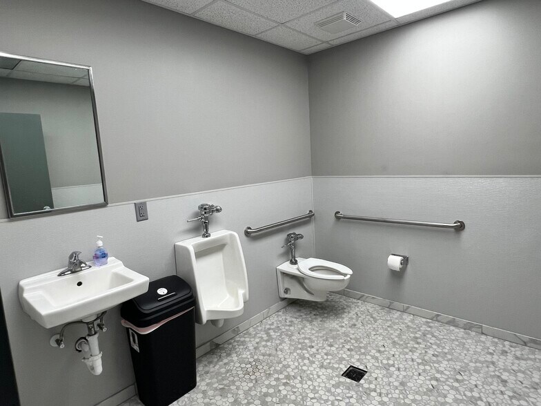 More Photos Of 4321 W 29th Cir S, Wichita Warehouse For Lease