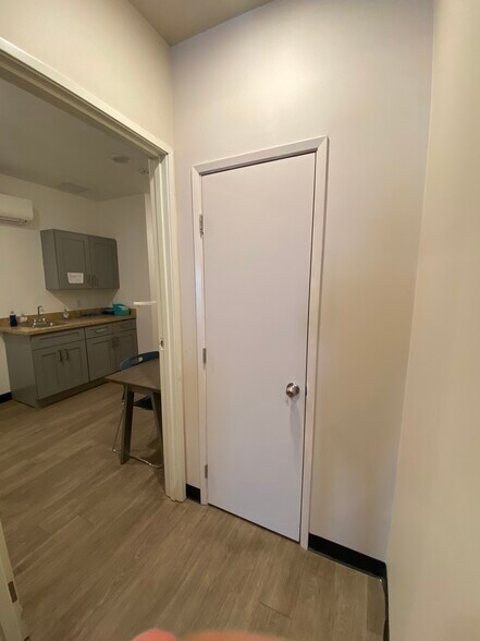 More Photos Of 17942-17944 Ventura Blvd, Encino Storefront Retail Office For Lease