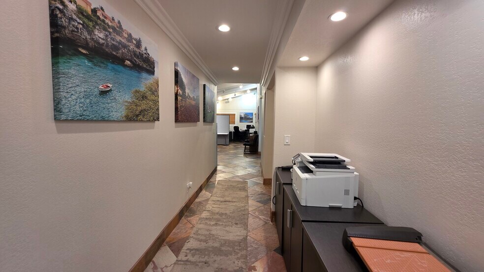 More Photos Of 3909 Vegas Dr, Las Vegas Office For Sale
